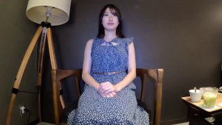 颜值不错的清纯小妹全程露脸跟两个小哥哥玩4P，乖巧可人微SM奶头逼逼嘴巴被道具玩弄，各种爆草抽插呻吟