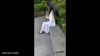 白嫩丰满妹子桌子上被暴力玩弄随意玩嘴玩胸道具按摩棒玩下体